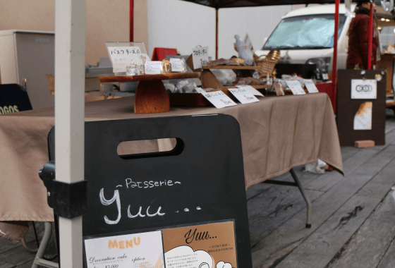 ケーキ屋の街頭販売の様子