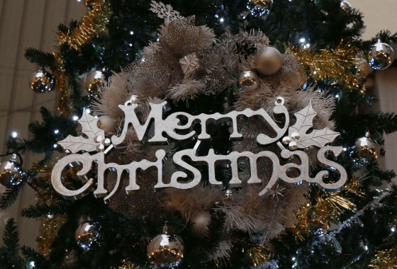 ツリーに飾られたMerry Christmasの飾り