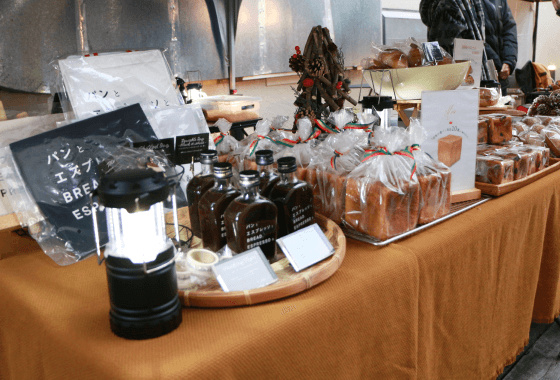 陳列された食パンとソース